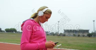 女子运动员在4k体育场地听<strong>手机音乐</strong>